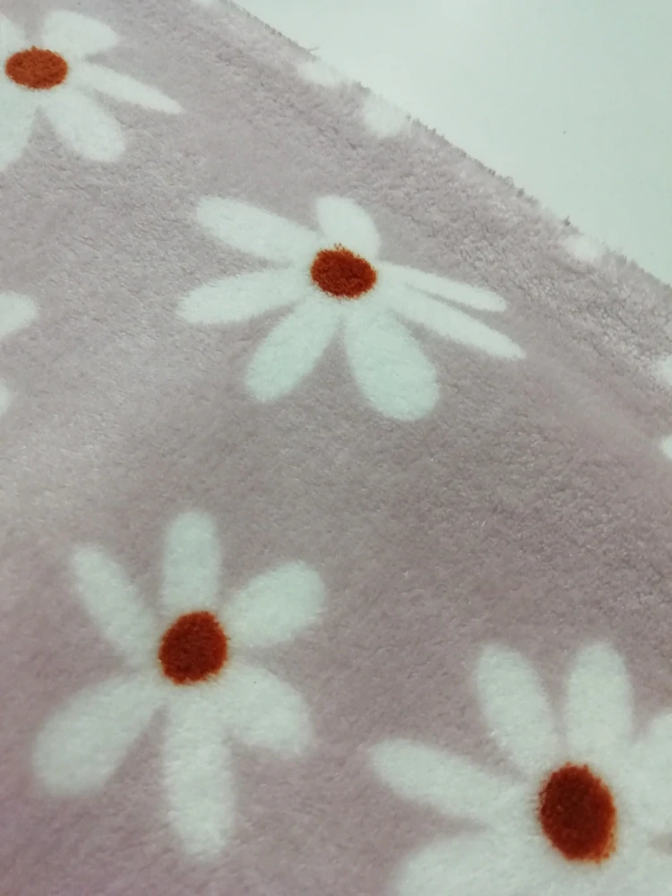 Fleece vzor bílá kytička na růžovém podkladu