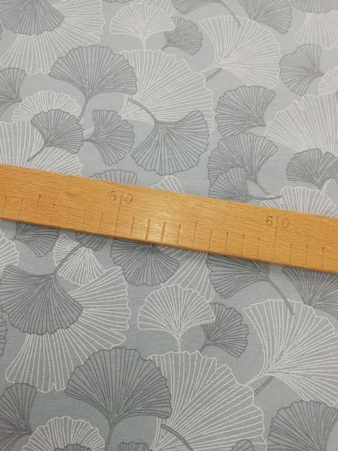 Dekorační látka vzor list na šedomodré