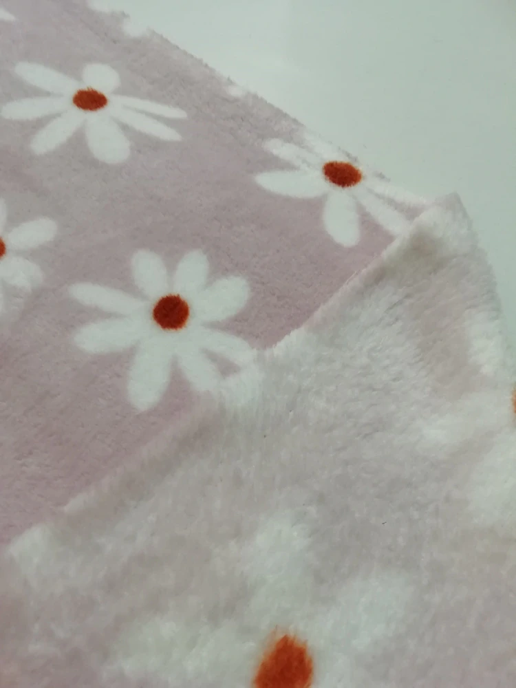 Fleece vzor bílá kytička na růžovém podkladu